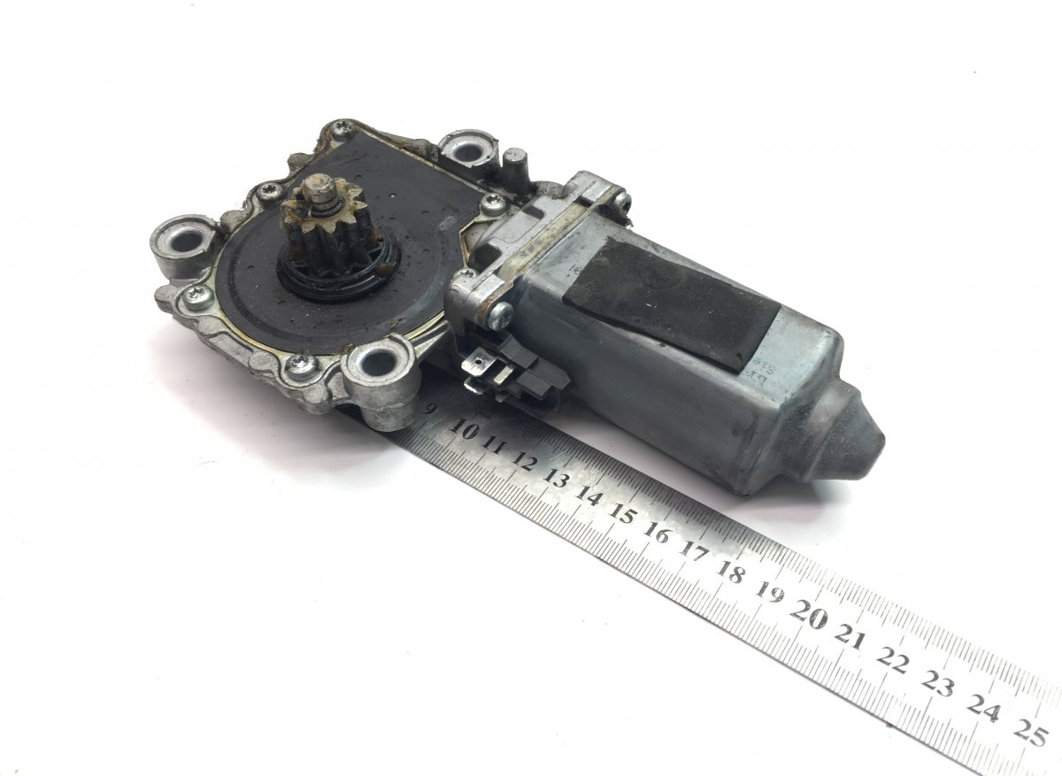 3176550 Silnik regulatora szyby, prawy VOLVO 1062011 5001834831 FH12, FH16, NH12, FH, VNL780 (1993-2014) SIEMENSImage