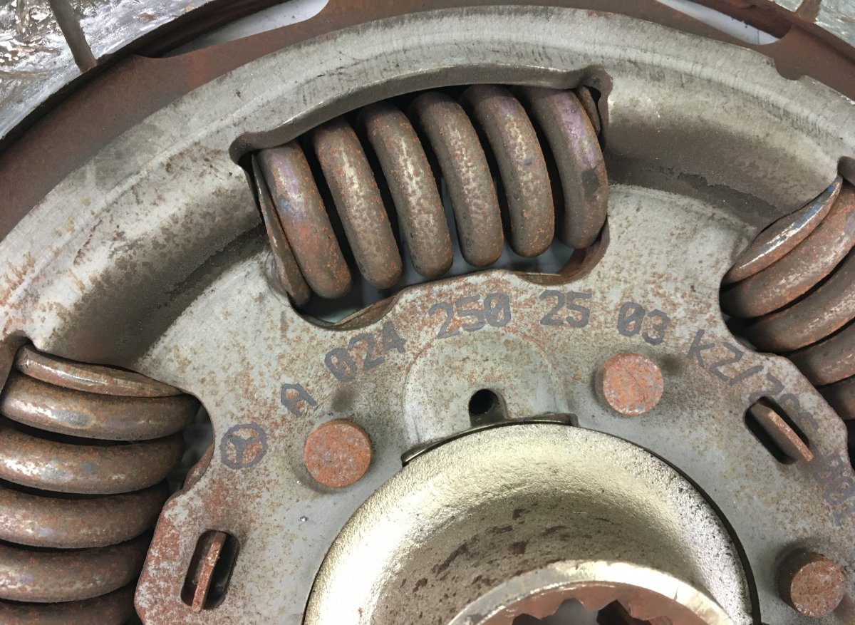 1878023831 Clutch Disc MERCEDES-BENZ A0242502503 0152504603 0152506303 0162508403 0202500003 0212506603 0222508703 0242502503 A0152504603 A0152506303 A0162508403 A0202500003 A0212506603 A0222508703 Atego, Atego 2, Atego 3 (1996-)Image