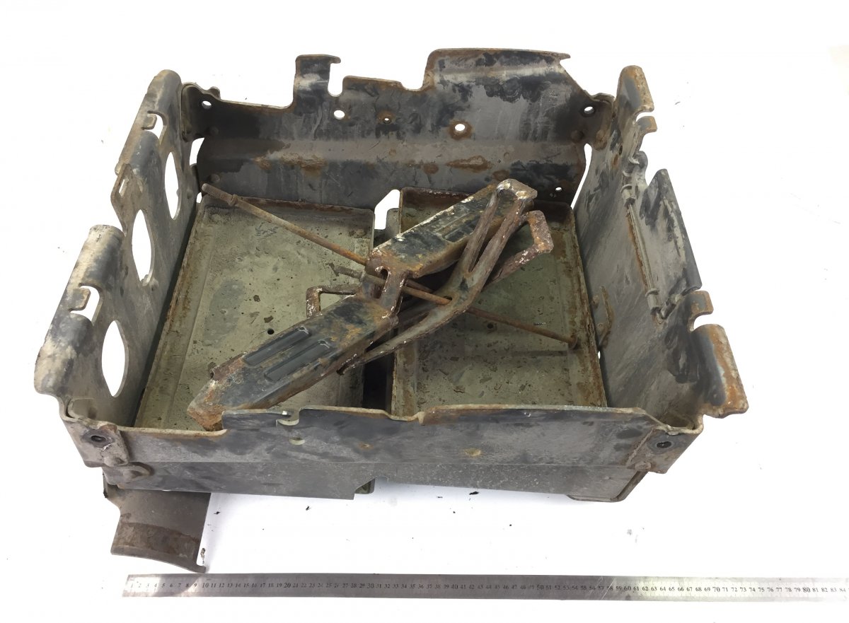 A9304200268 Boîtier de batterie MERCEDES-BENZ A9304290858 9304200268 9304290858 Axor, Actros MP1, MP2, MP3 (1996-2014)Image