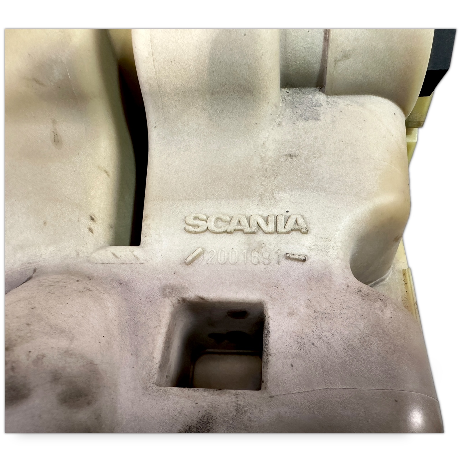 2401669 Réservoir d'expansion SCANIA 1949013 1800825 1800826 P,G,R,T-series (2004-2017) BEHRImage