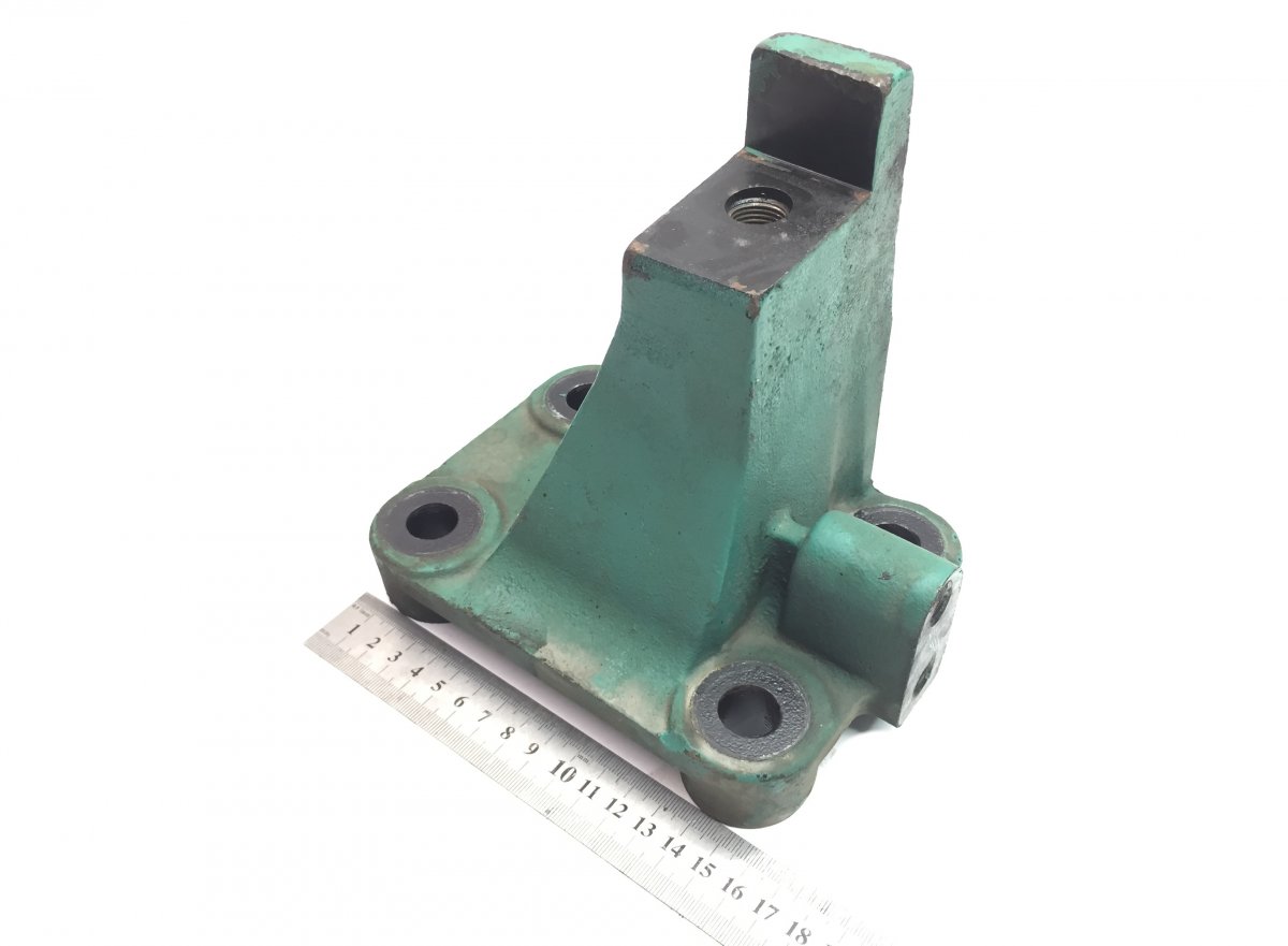 20702467 Engine Bracket, Front Right 5010615936 - VOLVOImage
