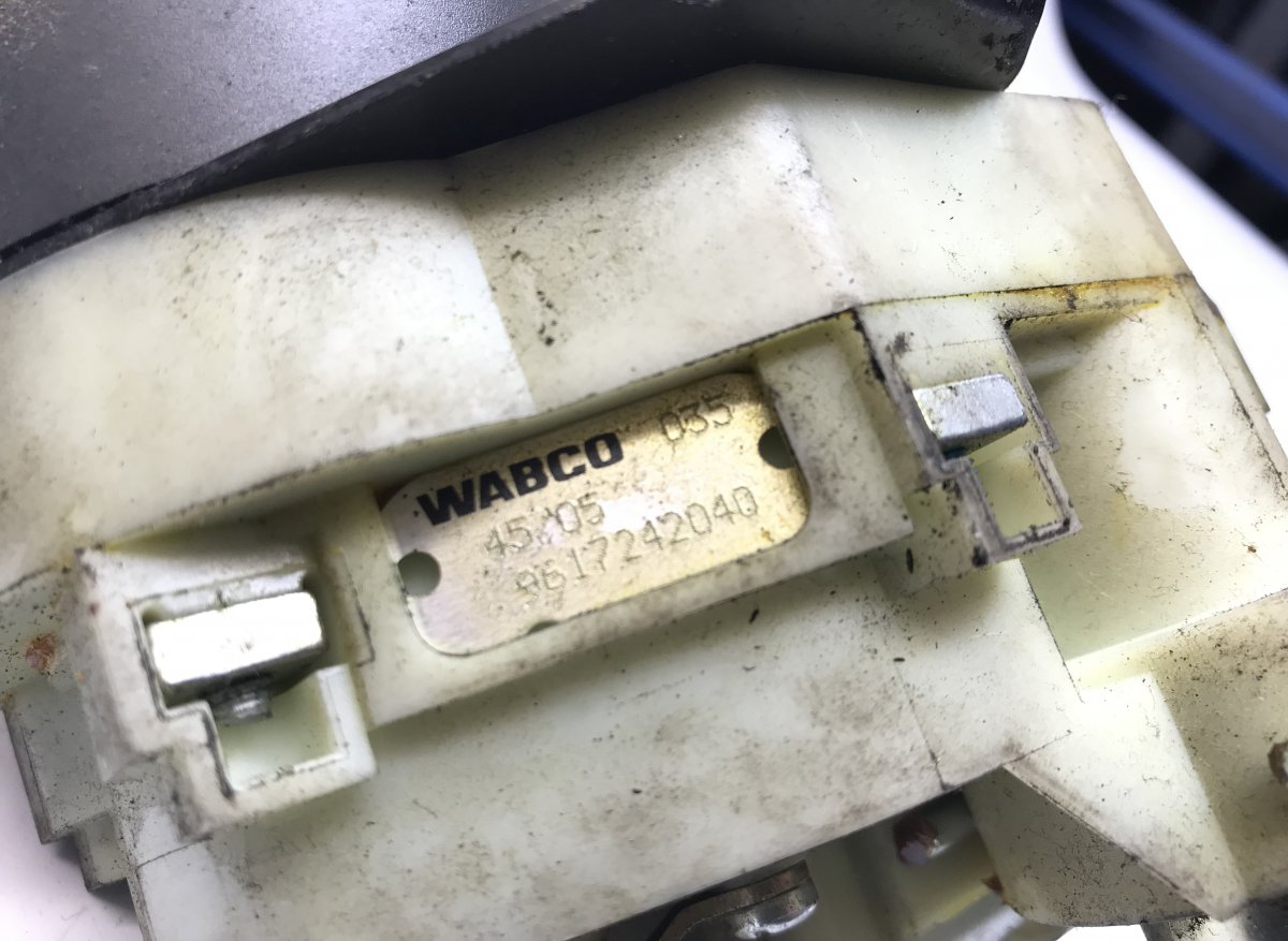 20367533 Hand Brake Valve VOLVO 1524321 FH12, FH16, NH12, FH, VNL780 (1993-2014) WABCOImage