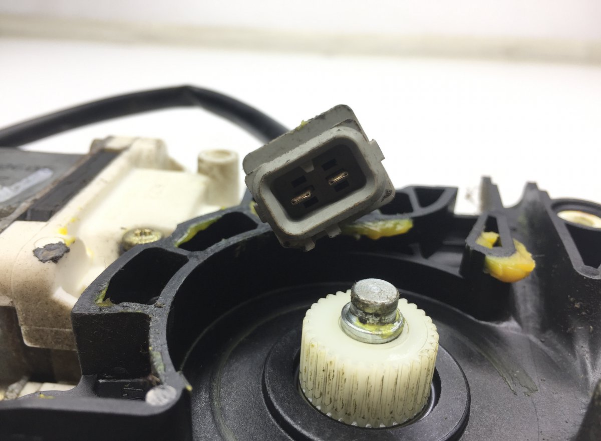 9737200346+ Motorul regulatorului geamurilor, stânga MERCEDES-BENZ A9737200346 A9737201746 9737200346 9737201746 Atego, Atego 2, Atego 3 (1996-) SIEMENSImage
