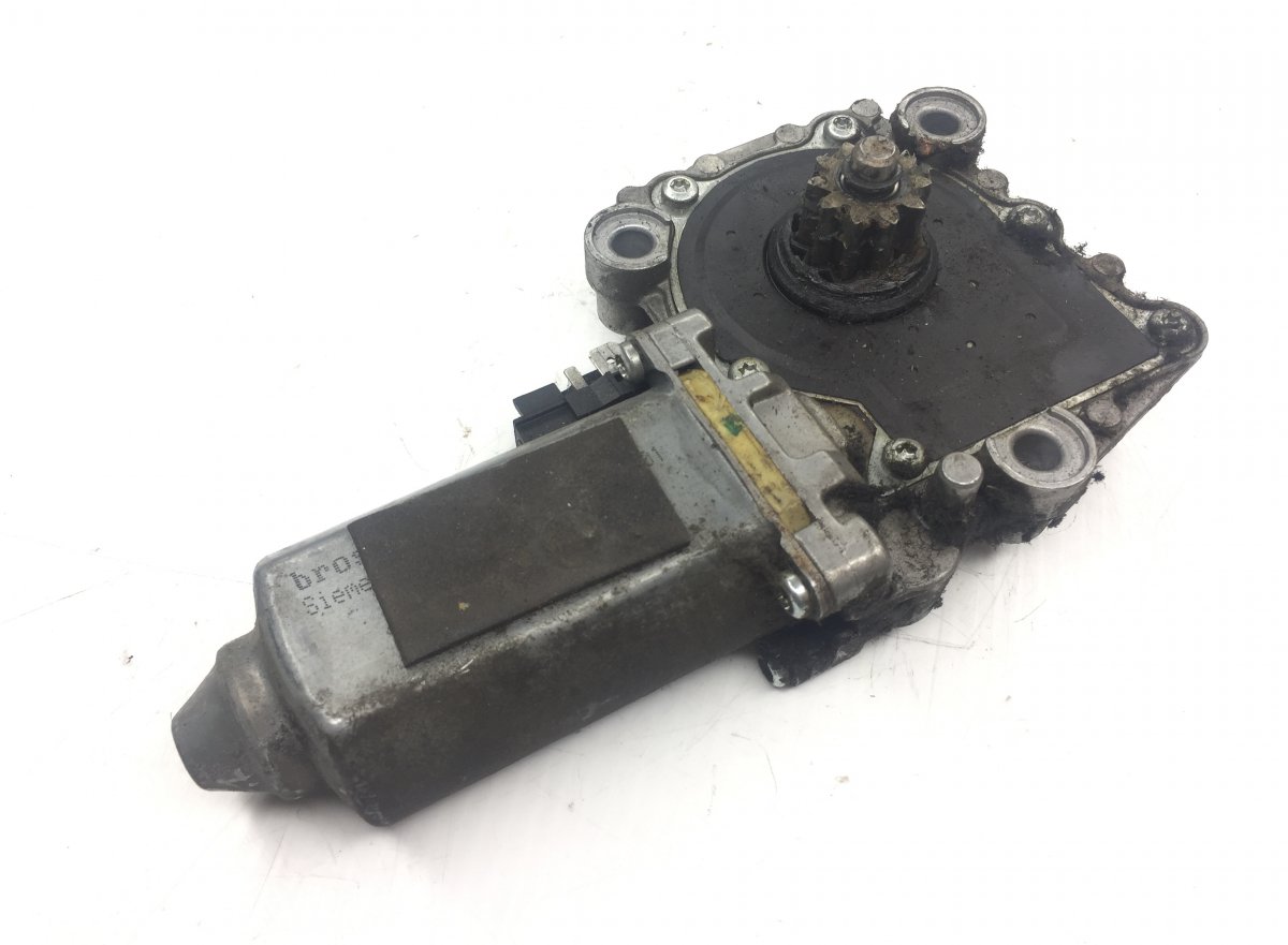 3176550 Silnik regulatora szyby, prawy VOLVO 1062011 5001834831 FH12, FH16, NH12, FH, VNL780 (1993-2014) SIEMENSImage